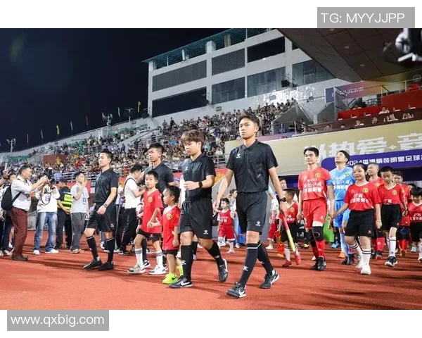 外国足球明星畅游三亚 探访热带天堂与足球魅力结合的精彩之旅