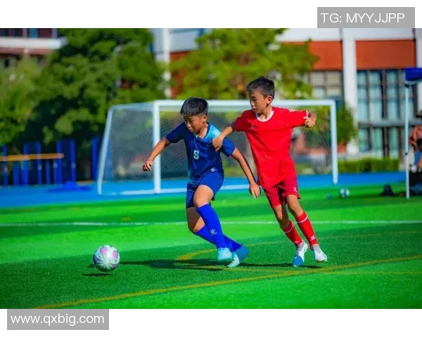 足球星回学校点燃青春梦想助力校园体育发展之路